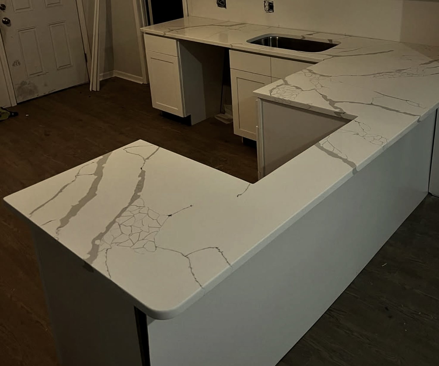 White veined L-shaped counter